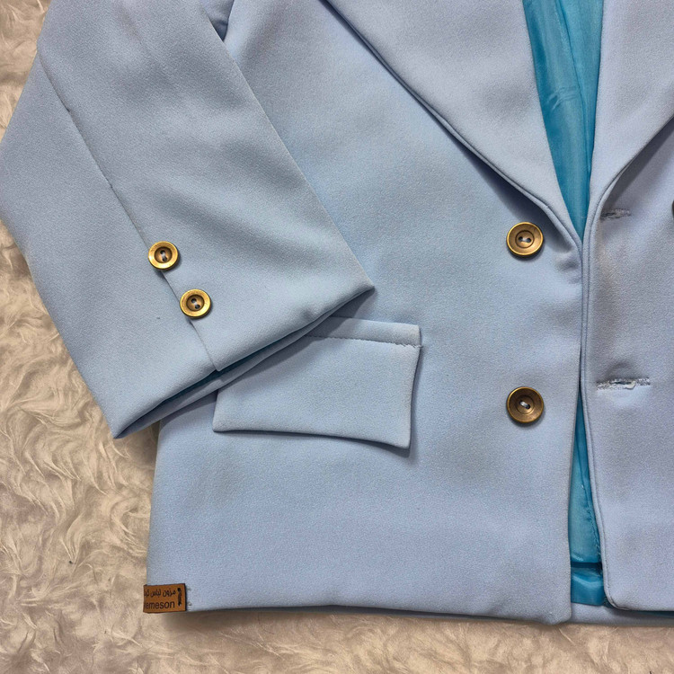 نمای نزدیک دکمه و دوخت ظریف کت مجلسی پسرانه با پارچه مازراتی